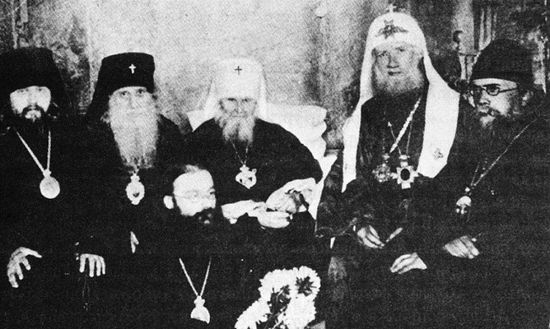 Святейший Патриарх Тихон у митрополита Московского и Коломенского Макария (Невского) в Николо-Угрешском монастыре. Рядом с ним (слева направо) священномученники: епископ Серпуховской Арсений (Жадановский), архиепископ Балахнинский Евфимий (Елисеев), с цветами - епископ Волоколамский Феодор (Поздеевский) и крайний справа епископ (впоследствии архиепископ) Звенигородский Николай (Добронравов).