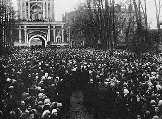 Толпы народы в Донском монастыре, пришедшие проститься со своим Патриархом. Отчеты оперативников о похоронах Патриарха Тихона вошли отдельными материалами в его следственное дело.