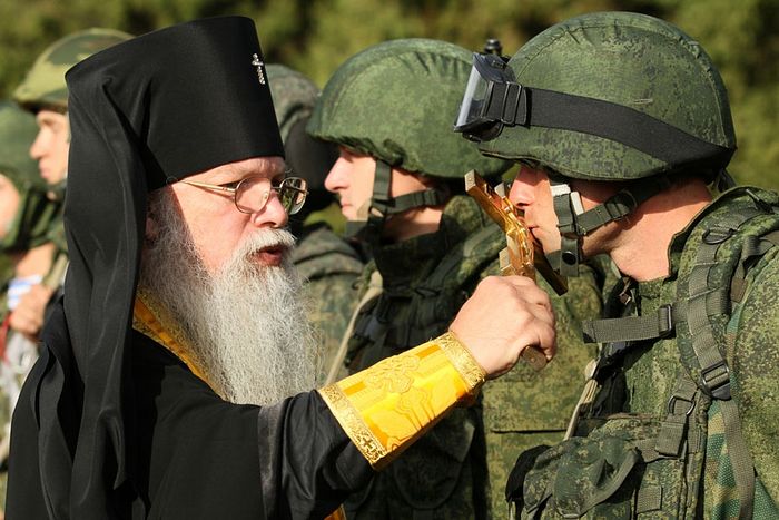 Архиепископ Алексий (Фролов) благословляет воинов. Архив.