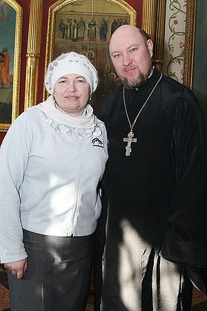 Священник Игорь Зырянов с супругой Еленой после хиротонии