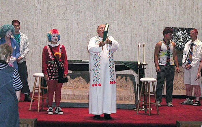 Современная католическая месса с участием клоунов